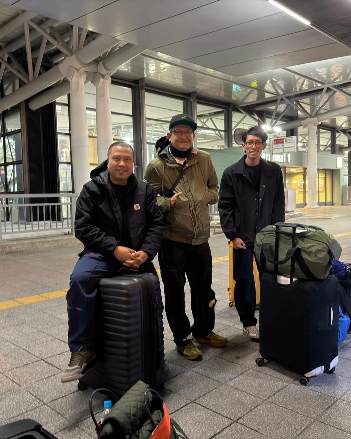 Guests arriving at the airport with their luggage, ready for their Ohayō private car