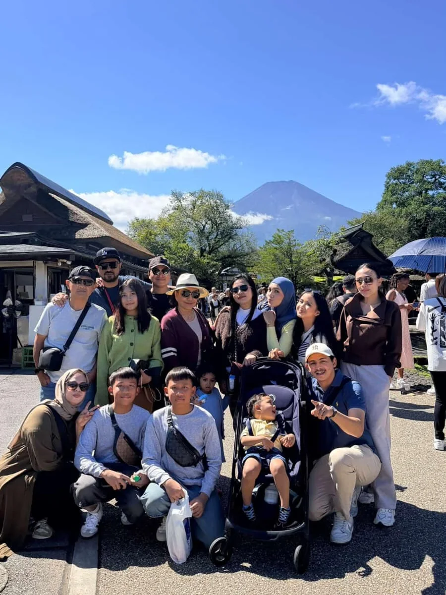Big group at Oshino Hakkai with Mt. Fuji